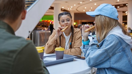 Teenager beim Essen in einem Shopping Center