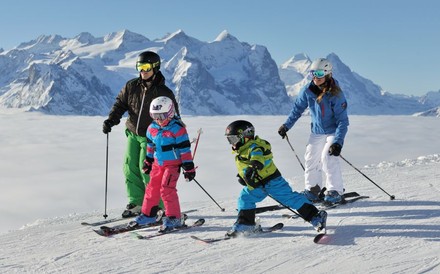 Eine vierköpfige Familie beim Skifahren