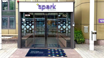 Der Eingang des Spark by Hilton in Wuppertal.