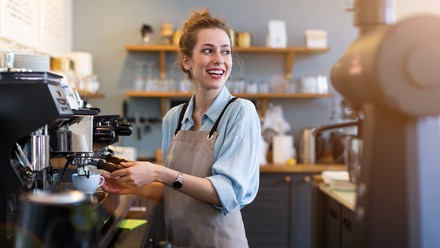 Kellnerin in einem Cafe