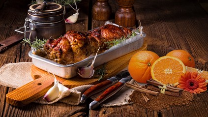 Ein Rollbraten in einem Bräter