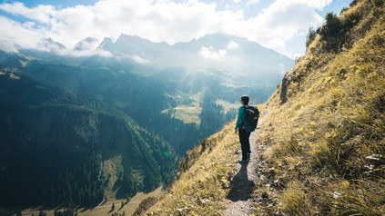 Frau beim Wandern im Allgäu