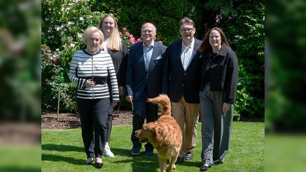 Luitgard, Catharina, Joachim, Eric und Cordula Kunz mit Familienhund Henry