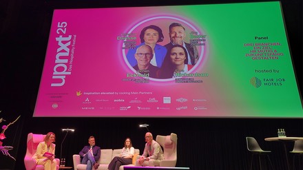 Katharina Darisse, Jörg Bader, Cora Richardson und Jochen Eckhold auf der upnxt Bühne
