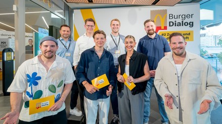 Vertreter der Gen Z und Politiker des zweiten Burger Dialogs