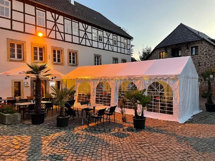 Zelt vor einem Restaurant