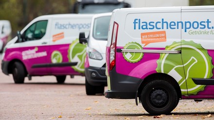 Ein Lieferwagen von Flaschenpost