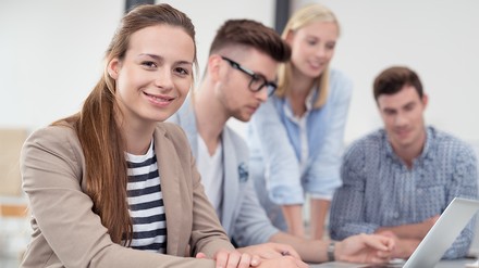 Kollegen im Büro beim Arbeiten