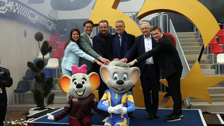 Per Knopfdruck auf das neue Fahrgeschäft „Adventure Grand Prix“ startet die Familie Mack in die 51. Saison des größten Freizeitpark in Deutschland.