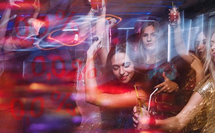 Tanzende Mädels auf einer Party