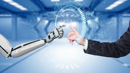 Roboterfinger berührt menschlichen Finger