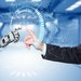 Roboterfinger berührt menschlichen Finger
