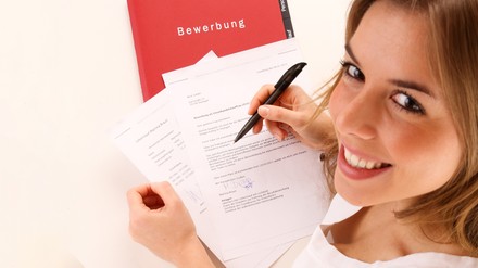 Frau vervollständigt ihre Bewerbungsunterlagen