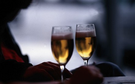 Zwei Gläser mit Bier