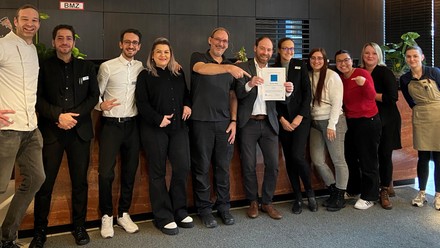 Team des Adina Apartment Hotel Hamburg Speicherstadt freut sich über die Auszeichnung