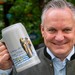 Wirtschaftsreferent Christian Scharpf (SPD) hält den offiziellen Bierkrug der Wiesn-Wirte für das Jahr 2025 in der Hand.