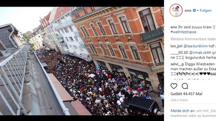 Eine von Menschen überfüllte Straße in Wiesbaden