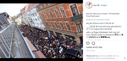 Eine von Menschen überfüllte Straße in Wiesbaden