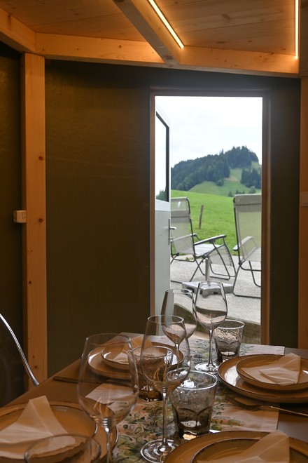 Der Essbereich im ersten Stock mit Zugang zum ruhig gelegenen Außensitzplatz