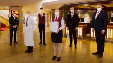 Von links: Niklas Knocke (Personalleiter), Martha Balmer (Auszubildende), Kai Lange (Auszubildender), Emilia Klöpper (Auszubildende), Malte Weidemann (Personalassistent) und André Vedovelli (Hotelvorstand). (Foto: © Moritz Krebs)