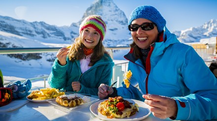 EIne Familie in einem Schweizer Restaurant