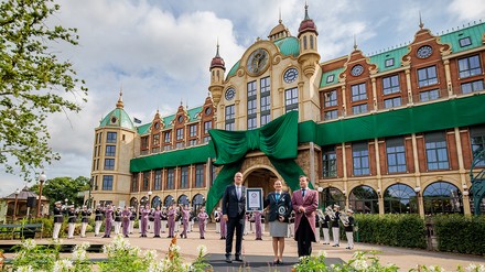 Übergabe der Guinness-Weltrekord-Urkunde vor dem Grand Hotel Efteling