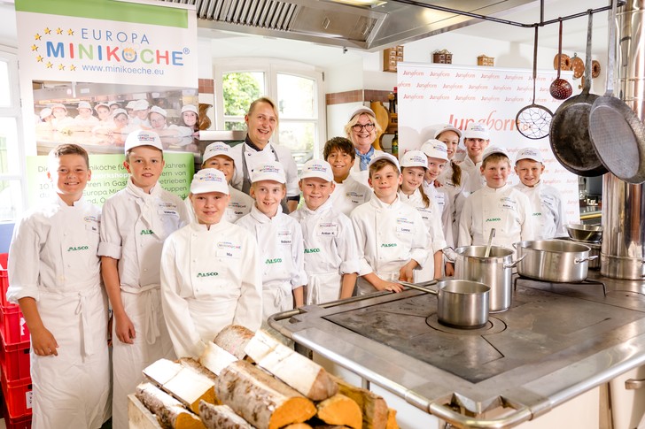 Gruppenbild von Saskia Vester mit den Miniköchen
