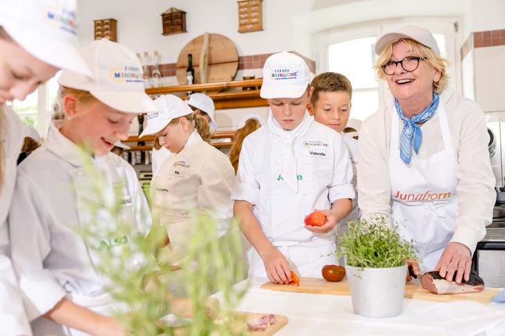 Saskia Vester beim Kochen mit den Miniköchen