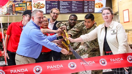 Eröffnung des dritten Panda Express in Deutschland am 31. Juli 2025. V. l.: Matthias Krotky (Lagardère), Robin Boylan (Exchange General Manager), William Liu (Director International and License), Benjamin Keuchel (Lagardère), CPT Boluwatife Obembe (US Garrison Stuttgart), MSG Carlos Boggs (USAG Stuttgart), Tina Eakin (Services Business Manager, EUCOM Consolidated Exchange)