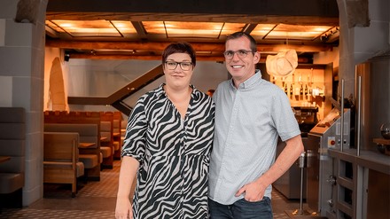 Petra und Philipp Helzle vor ihrem Restaurant