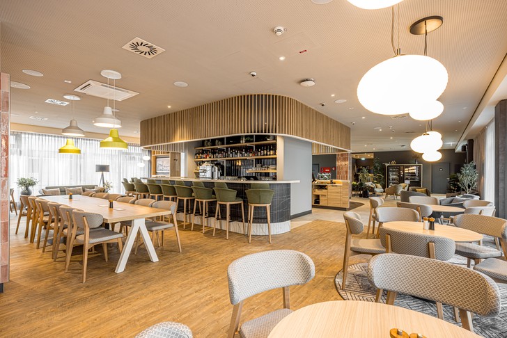 Lobby und Bar des Radisson Hotel Leipzig