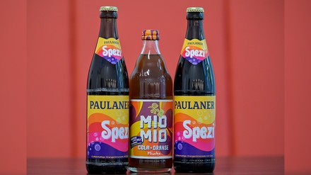 Zwei Spezi-Flaschen des Herstellers Paulaner stehen neben einer Flasche Mio-Mio-Cola-Orange-Mische