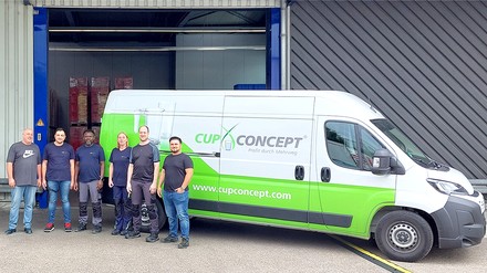 Cup Concept Lieferwagen und Mitarbeiter