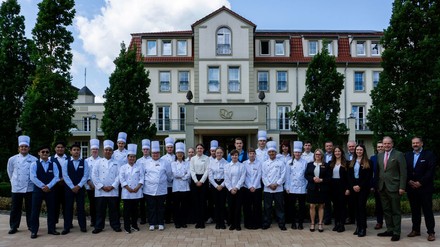24 neue Mitarbeiter der Privathotels Ritter von Kempski vor dem Naturresort & Spa Schindelbruch