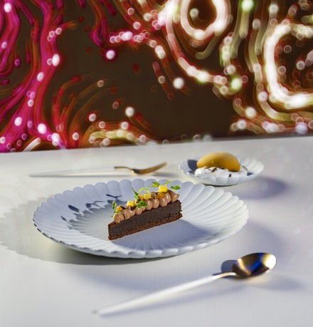 Im Raum Incarnation wird den Gästen ein von Peter Hagen-West kreiertes Dessert serviert.