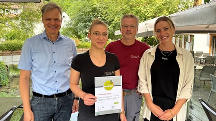 Urkundenübergabe Forellenhof Rössle