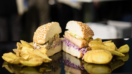 aufgeschnittener Burger mit Kartoffelchips