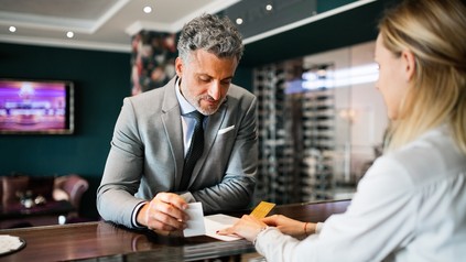 Eine Rezeption in einem Hotel