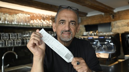 Porträt von Salvatore Marrazzo mit einer Rechnung in der Hand