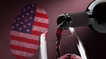 Ein Weinglas und eine US-Flagge