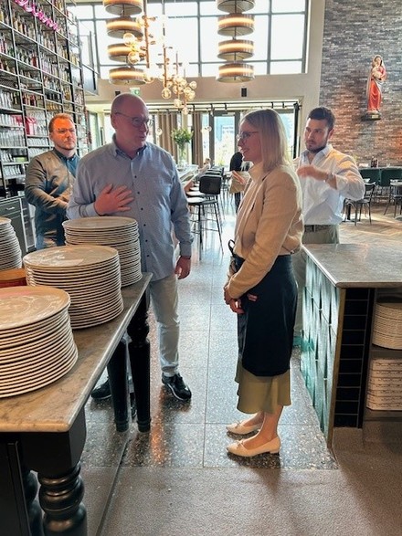 Staatsministerin Natalie Pawlik bei ihrem Wahlkreisbesuch des L’Osteria Restaurants im hessischen Rosbach