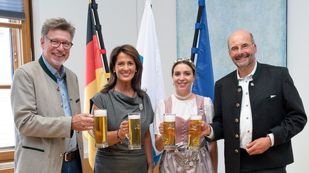 Landwirtschaftsministerin Michaela Kaniber gemeinsam mit dem Präsidenten des Bayerischen Brauerbundes, Georg Schneider, der Bayerischen Bierkönigin Anna Winkler sowie dem Hauptgeschäftsführer des Bayerischen Brauerbundes, Dr. Lothar Ebbertz im Rahmen des Antrittsbesuches im Amtszimmer der Ministerin.