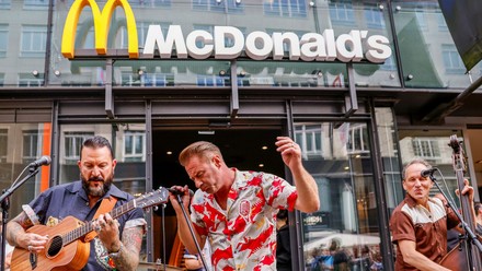 Dick Brave mit Band vor dem McDonald’s-Restaurant in der Spitalerstraße in Hamburg