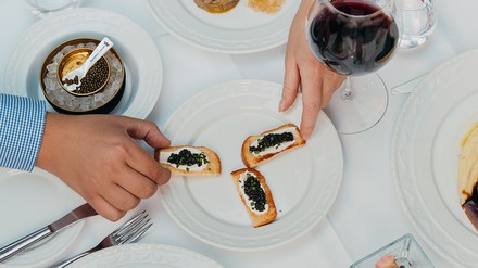 Essen im Carte Blanche auf Geschirr der Königlichen Porzellan-Manufaktur Berlin