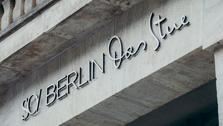 Außenansicht mit Logo