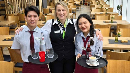 Long Tran Quoc und Thi Nguyen aus Vietnam mit Ausbilderin Eva Kleinhenz