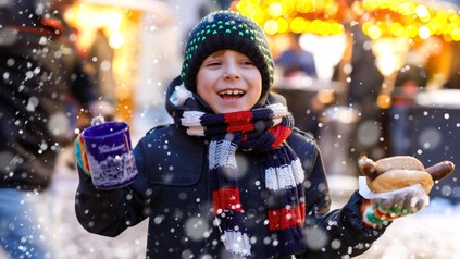 Ein Kind auf einem Weihnachtsmarkt