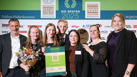 Martin Kirsch, links im Bild, und das Team von Schloss Hohenkammer freuen sich  über den 1. Platz in der Kategorie „Konferenz“ als TOP 250 Tagungshotel
