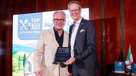 Küchenchef Raffaele Cannizzaro (links) bekommt von Johannes Großpietsch, Geschäftsführer der Busche Verlagsgesellschaft mbH, den Award überreicht