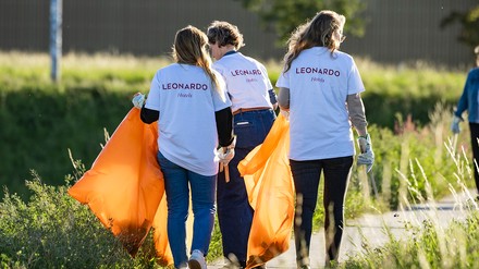 Leonardo Mitarbeiter sammeln Müll